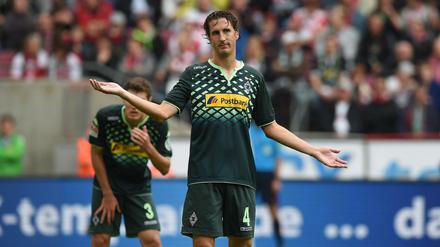Der Gladbacher Verteidiger Roel Brouwers weiß auch nicht, wie sich die Borussia aus der Krise befreien kann.