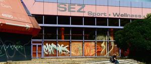 Einst ein DDR-Vorzeigeprojekt: Das Sport- und Erholungszentrum SEZ an der Landsberger Allee in Friedrichshain. Es gehört einem Leipziger Investor, verkommt aber seit der Schließung 2003 langsam.