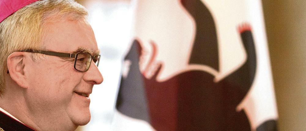 Staatlich anerkannt. Der neue Berliner Erzbischof Heiner Koch legt im Wappensaal des Berliner Rathauses den staatlichen Treueeid ab.