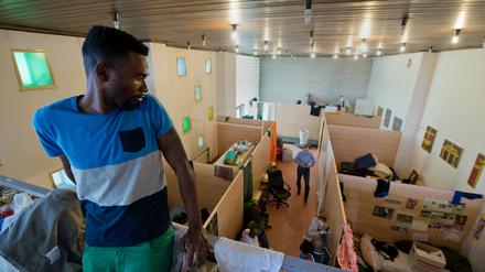 Kirchen in Deutschland helfen Flüchtlingen. Ein aus Ghana stammender Mann wohnt seit Monaten mit vielen anderen Flüchtlingen in einer Gemeinde in Frankfurt am Main.