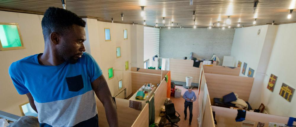 Kirchen in Deutschland helfen Flüchtlingen. Ein aus Ghana stammender Mann wohnt seit Monaten mit vielen anderen Flüchtlingen in einer Gemeinde in Frankfurt am Main.