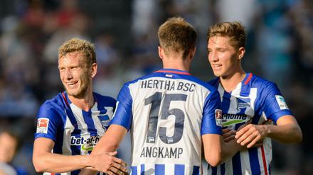 Auch im Internet: die Berliner Fabian Lustenberger (l), Sebastian Langkamp (M) und Niklas Stark.