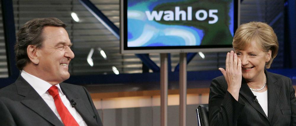 Mal respektvoll, mal respektlos - das Verhältnis zwischen dem einstigen Bundeskanzler Gerhard Schröder und seiner Nachfolgerin Angela Merkel - hier im September 2005 in einem Fernsehstudio in Berlin - ist ambivalent. .