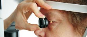 Damit Patienten den Durchblick bei Zusatzleistungen in der Arztpraxis behalten, fordert die Politik und die Verbraucherschutzzentrale mehr Transparenz bei "IGeL"-Therapien.