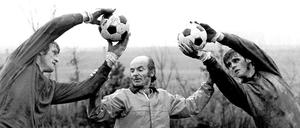 Strecken für den Trainer. Die Bayern-Torhüter Sepp Maier (li.) und Hugo Robl (re.) mit Dettmar Cramer im Jahr 1975.