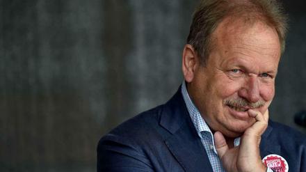 Verdi-Chef Frank Bsirske verfolgt am 28.05.2015 von der Bühne auf dem Römerberg in Frankfurt am Main aus eine Kundgebung mit mehr als 15.000 Demonstranten. 