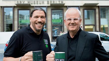Berater Carsten Kollmeier (l.) und Museumsdirektor Joachim Thomas stehen vor dem Spy Museum Berlin am Leipziger Platz. Das Museum mit zahlreichen Exponaten rund um das Thema Spionage und Geheimdienste eröffnet am 19.09.2015. 