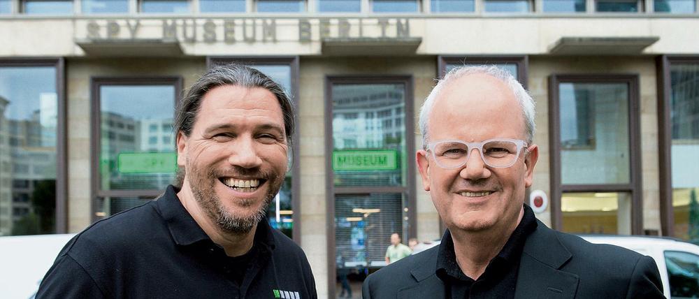 Berater Carsten Kollmeier (l.) und Museumsdirektor Joachim Thomas stehen vor dem Spy Museum Berlin am Leipziger Platz. Das Museum mit zahlreichen Exponaten rund um das Thema Spionage und Geheimdienste eröffnet am 19.09.2015. 
