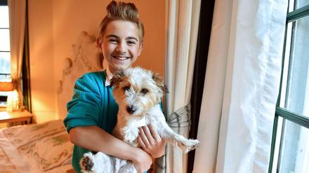 Hund und Herrchen: Der Schauspieler und Sänger Amani Picci spielt in der Comic-Adaption den Tim, der Name des Struppi-Darstellers ist unbekannt.