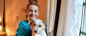 Hund und Herrchen: Der Schauspieler und Sänger Amani Picci spielt in der Comic-Adaption den Tim, der Name des Struppi-Darstellers ist unbekannt.