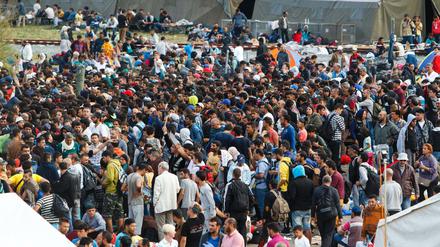 Am Samstag waren nach Angaben des österreichischen Innenministeriums 11.000 Flüchtlinge in Österreich eingetroffen. Auch am Sonntag hat sich der Andrang von Flüchtlingen fortgesetzt.
