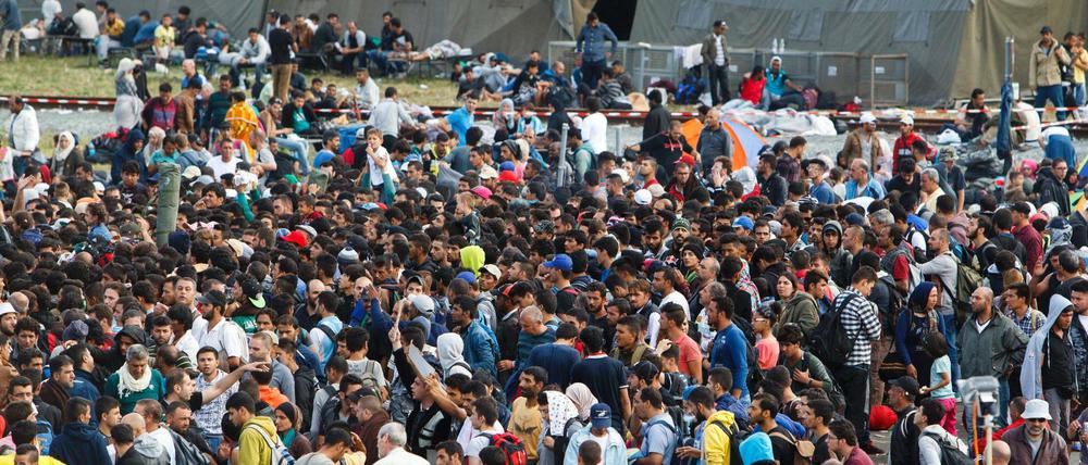 Am Samstag waren nach Angaben des österreichischen Innenministeriums 11.000 Flüchtlinge in Österreich eingetroffen. Auch am Sonntag hat sich der Andrang von Flüchtlingen fortgesetzt.