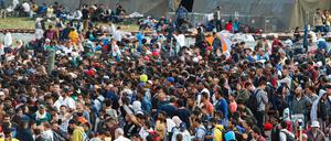 Am Samstag waren nach Angaben des österreichischen Innenministeriums 11.000 Flüchtlinge in Österreich eingetroffen. Auch am Sonntag hat sich der Andrang von Flüchtlingen fortgesetzt.