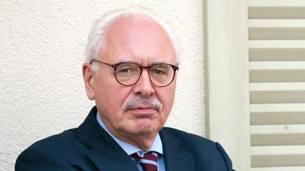 Der Anwalt und Luftfahrtexperte Elmar Giemulla posiert am 27.03.2015 in Berlin vor einem Haus am Schlachtensee.