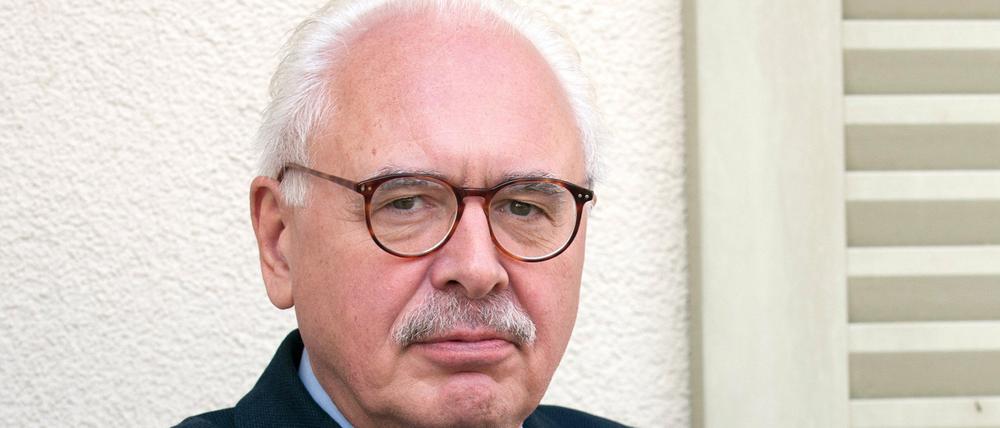 Der Anwalt und Luftfahrtexperte Elmar Giemulla posiert am 27.03.2015 in Berlin vor einem Haus am Schlachtensee.