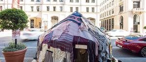 Im Schatten der Luxusschlitten steht die temporäre Schlafjurte an der Münchner Maximilianstraße. 