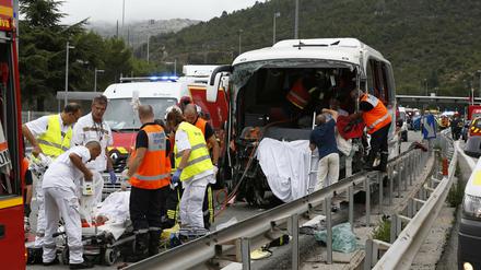 Der verunglückte deutsche Reisebus in Südfrankreich am Donnerstag. 