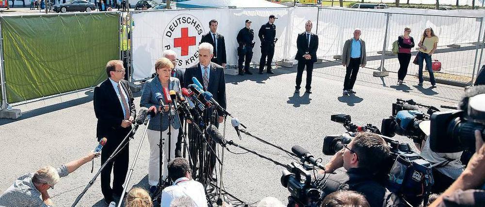 Entzweit. In Heidenau waren Sachsens Ministerpräsident Stanislaw Tillich (r.) und die Kanzlerin beschimpft worden. Mit Angela Merkels „Gefühlsduseleien“ kann nun auch Tillichs CDU nicht mehr viel anfangen. 