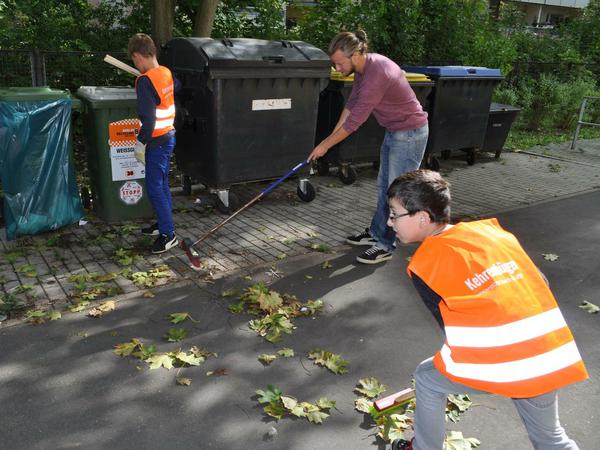 Am Bucher Bürgerhaus fallen schon die Blätter. Die Helfer waren wenige, aber stark
