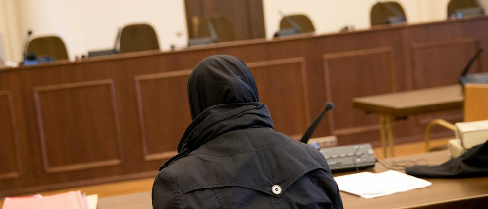 Die Angeklagte sitzt am Montag vor Prozessbeginn im Gerichtssaal im Strafjustizgebäude in Hamburg. Vor dem Hamburger Landgericht begann am Montag das Strafverfahren gegen die 30 Jahre alte Mutter wegen des Verdachts der Kindesmisshandlung.