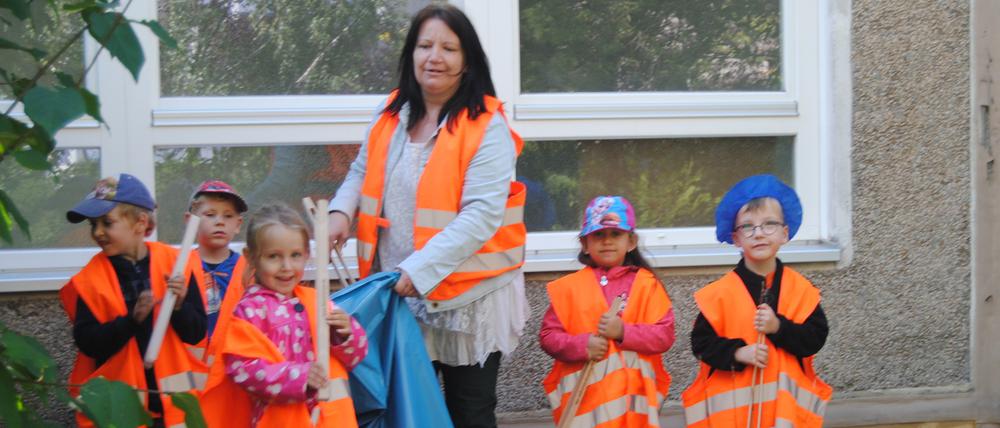 Die Kinder vom Familienhaus Felix sind stolz darauf, wie viel Dreck sie an dem Tag weggeschafft haben.