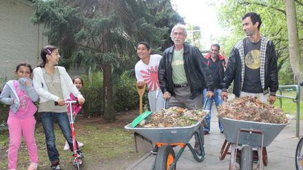 So viele Blätter, aber so viel Spaß. Die Bewohner des Flüchtlingsheim Waldschluchtpfad in Spandau machen ihr temporäres Zuhause schick.