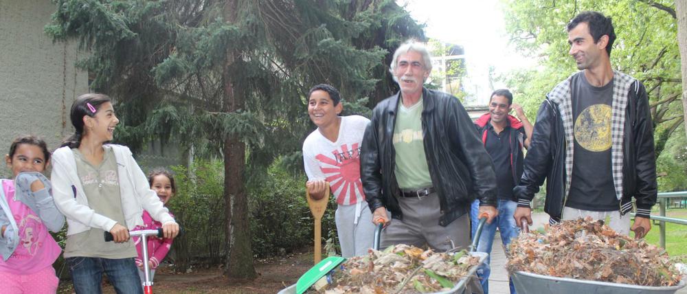So viele Blätter, aber so viel Spaß. Die Bewohner des Flüchtlingsheim Waldschluchtpfad in Spandau machen ihr temporäres Zuhause schick.