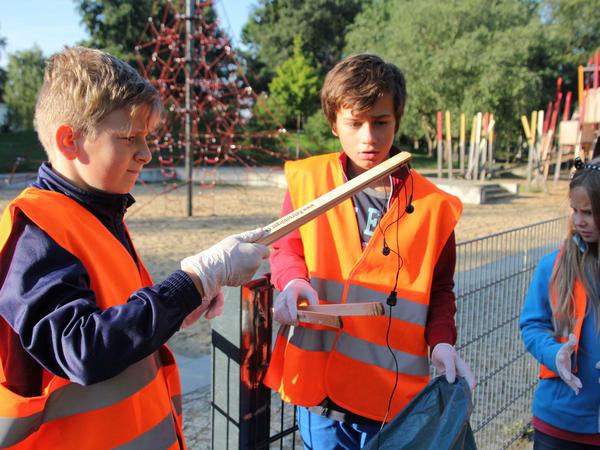 Kopfhörer? Funktionieren die noch? Schüler der Astrid-Lindgren-Grundschule in Spandau untersuchen, was auf dem Boden liegt