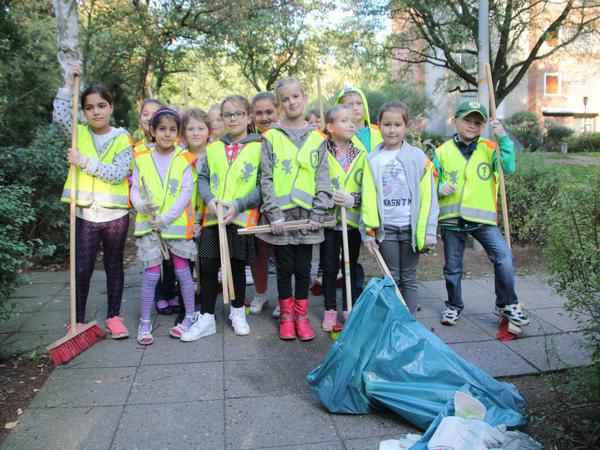 Achtung, wir haben Besen! Die Siegerland-Grundschüler bereit zum Entern