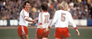 Glückwunsch, Torjäger. Dieter Müller (li.) ist der Einzige, der sechs Tore in einem Bundesligaspiel erzielt hat: 1977 beim 7:2 des 1. FC Köln gegen Bremen.