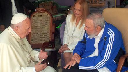 Bei seinem Besuch auf Kuba traf Paps Franziskus Revolutionsführer Fidel Castro in dessen Privathaus in Havanna am Sonntag. 