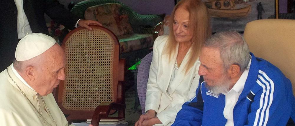 Bei seinem Besuch auf Kuba traf Paps Franziskus Revolutionsführer Fidel Castro in dessen Privathaus in Havanna am Sonntag.
