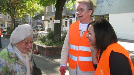 Auch Integrationssenatorin Dilek Kolat (rechts) war sich am Sonnabend auf dem Dürerplatz in Friedenau die BSR-Weste über. Für einen Plausch blieb trotzdem noch Zeit.