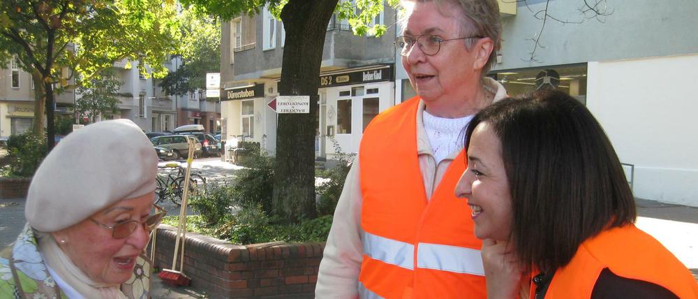 Auch Integrationssenatorin Dilek Kolat (rechts) war sich am Sonnabend auf dem Dürerplatz in Friedenau die BSR-Weste über. Für einen Plausch blieb trotzdem noch Zeit.