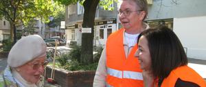Auch Integrationssenatorin Dilek Kolat (rechts) war sich am Sonnabend auf dem Dürerplatz in Friedenau die BSR-Weste über. Für einen Plausch blieb trotzdem noch Zeit.