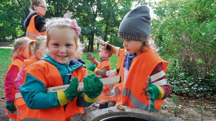 Müll und Dreck? Nicht mit uns. Auch die Kinder aus der Kita Dietzgenstrasse in Pankow taten etwas für ihre Stadt. Sie räumten den Brosepark auf.