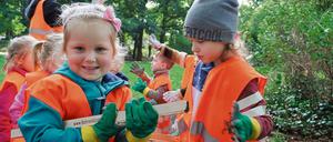Müll und Dreck? Nicht mit uns. Auch die Kinder aus der Kita Dietzgenstrasse in Pankow taten etwas für ihre Stadt. Sie räumten den Brosepark auf.