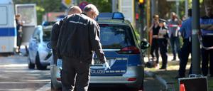 Polizisten suchen am Donnerstag an der Heerstraße in Berlin-Spandau nach Beweismitteln. 