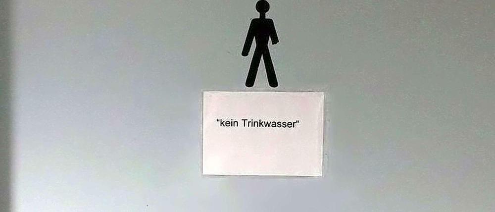 Bis zum Frühsommer 2015 war dieser kleine Vermerk an den Toiletten der onkel-Tom-Halle angeklebt. Jetzt sagt das Amt seien alle Werte wieder in Ordnung.