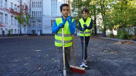Scherben von Schnaps- und Likörflaschen fanden die Schüler der Katharina-Heinroth-Grundschule in den Büschen ihres Schulhofs.