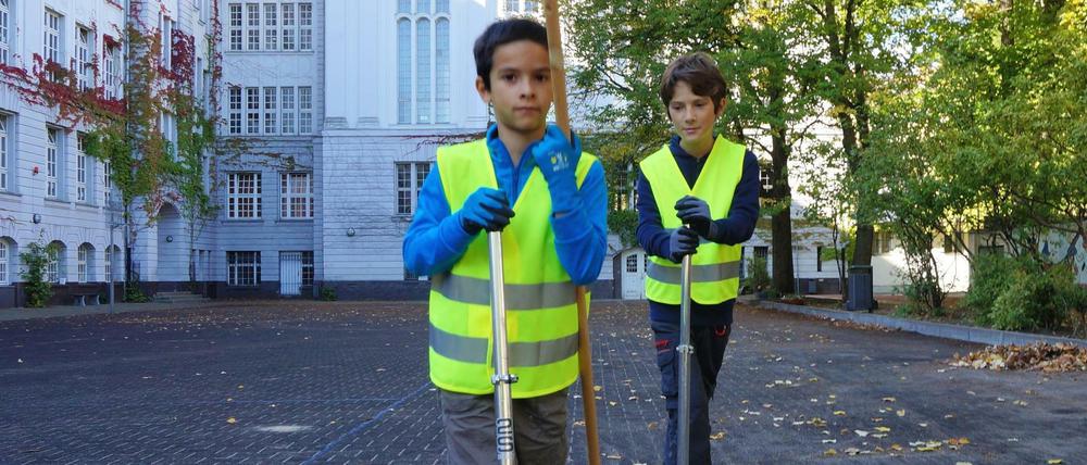 Scherben von Schnaps- und Likörflaschen fanden die Schüler der Katharina-Heinroth-Grundschule in den Büschen ihres Schulhofs.