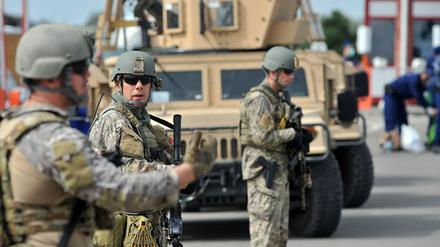 Ungarische Soldaten haben sich an der ungarisch-kroatischen Grenze postiert. 