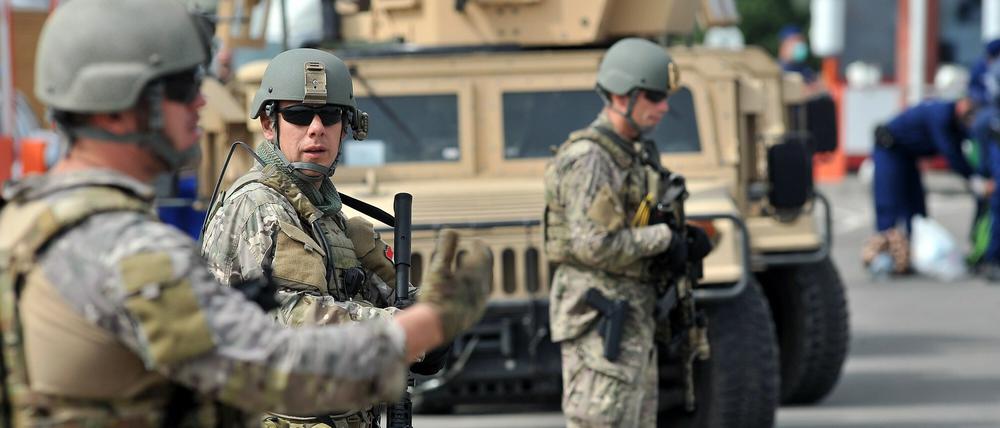 Ungarische Soldaten haben sich an der ungarisch-kroatischen Grenze postiert. 