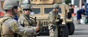 Ungarische Soldaten haben sich an der ungarisch-kroatischen Grenze postiert.