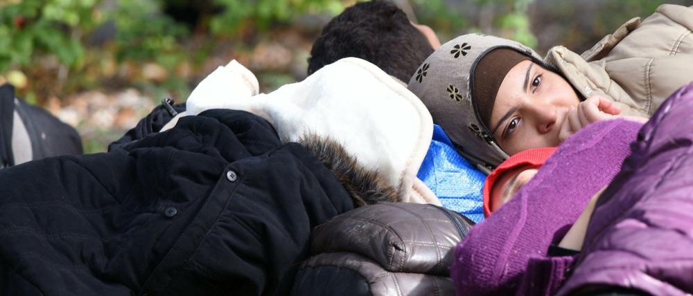 Flüchtlinge in Wartestellung. Dauernd tauchen neue Probleme auf. 