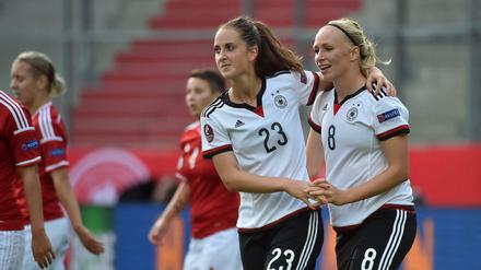 Sara Däbritz (l.) und die dreifache Torschützin Pauline Bremer konnten oft jubeln gegen Ungarn.