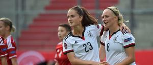 Sara Däbritz (l.) und die dreifache Torschützin Pauline Bremer konnten oft jubeln gegen Ungarn.