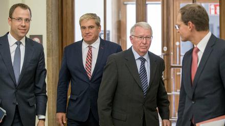 Sie sollens richten: Gesundheitssenator Mario Czaja (CDU, l.) und der Regierende Bürgermeister Michael Müller (SPD, r.) flankieren die Staatssekretäre Dirk Gerstle (CDU) und Dieter Glietsch, ehemaliger Polizeipräsident.