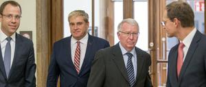 Sie sollens richten: Gesundheitssenator Mario Czaja (CDU, l.) und der Regierende Bürgermeister Michael Müller (SPD, r.) flankieren die Staatssekretäre Dirk Gerstle (CDU) und Dieter Glietsch, ehemaliger Polizeipräsident.