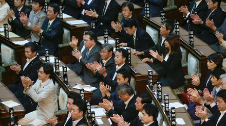 Applaus im japanischen Parlament nach der Verabschiedung der neuen Militärdoktrin, die Auslandseinsätze der Streitkräfte ermöglicht.